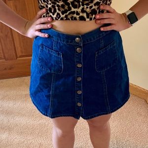 Cute denim skirt with buttons